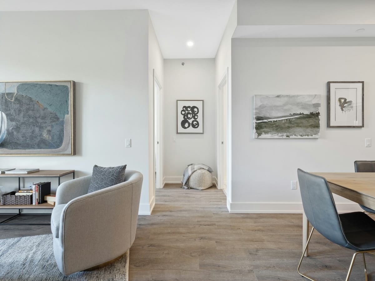 Living room, with a desk